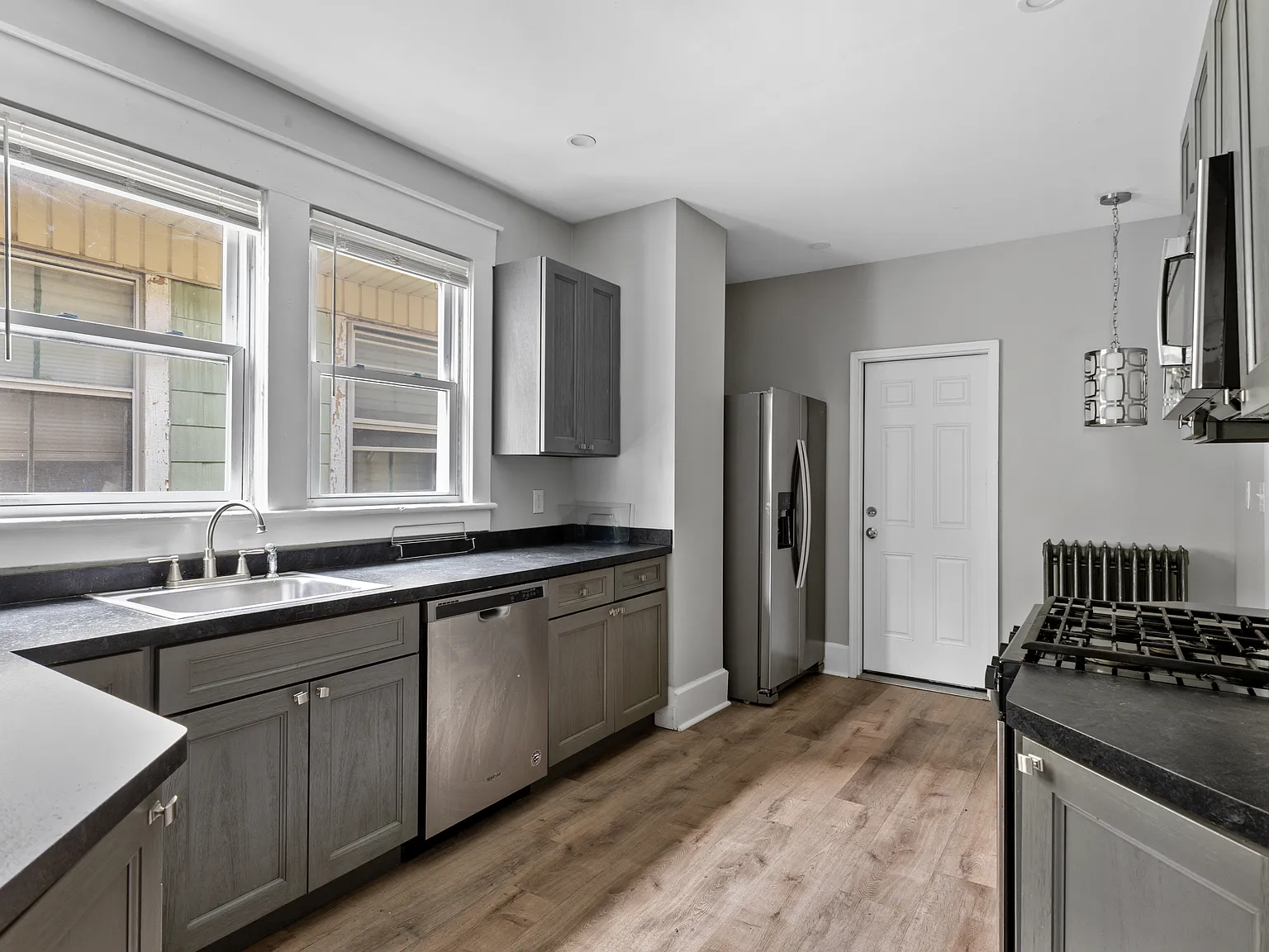 8 bed, 2772 sqft, $4,800 — Photo 3