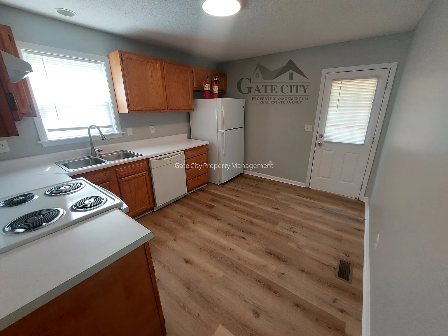 3 bed, 10 sqft, $1,425 — Photo 3