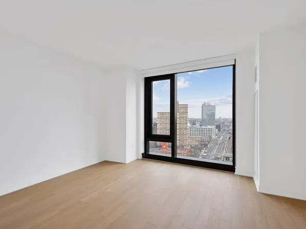18 Sixth Avenue image 1 of 23