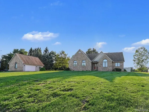 6232 Irish Rd, Grand Blanc, MI 48439