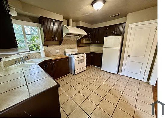 5th image of 4024 Lovell Ave