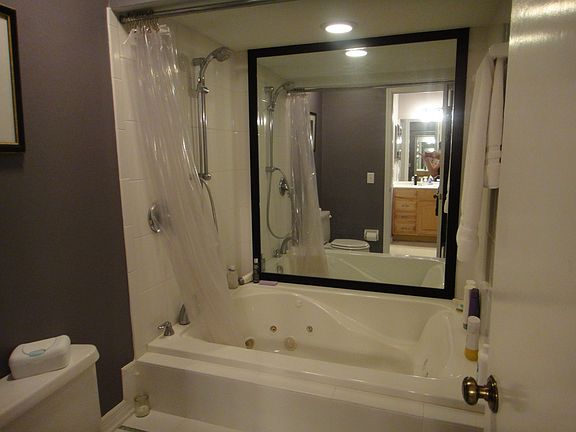 Bathtub w/ jets