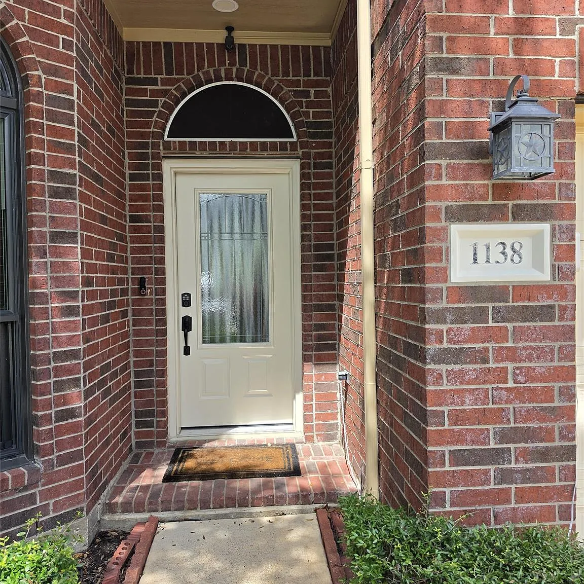 3 bed, 2.5 bath, 2308 sqft, $2,500 — Photo 2