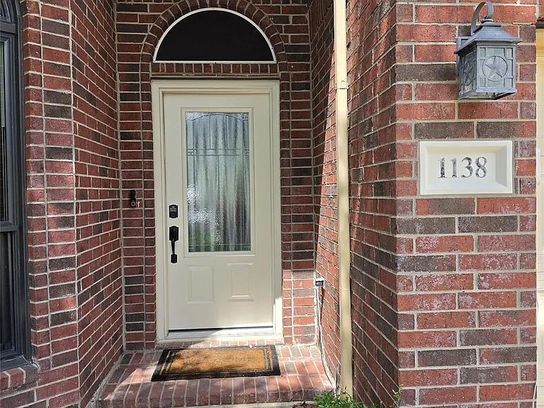 1138 Sussex Trl — Photo 2