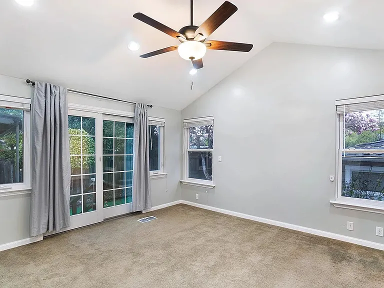 3553 Curtiss St — Photo 2