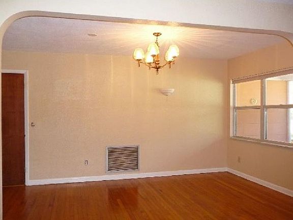 3rd image of 1725 San Mateo Dr