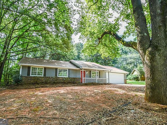 2nd image of 110 E Country Woods Dr