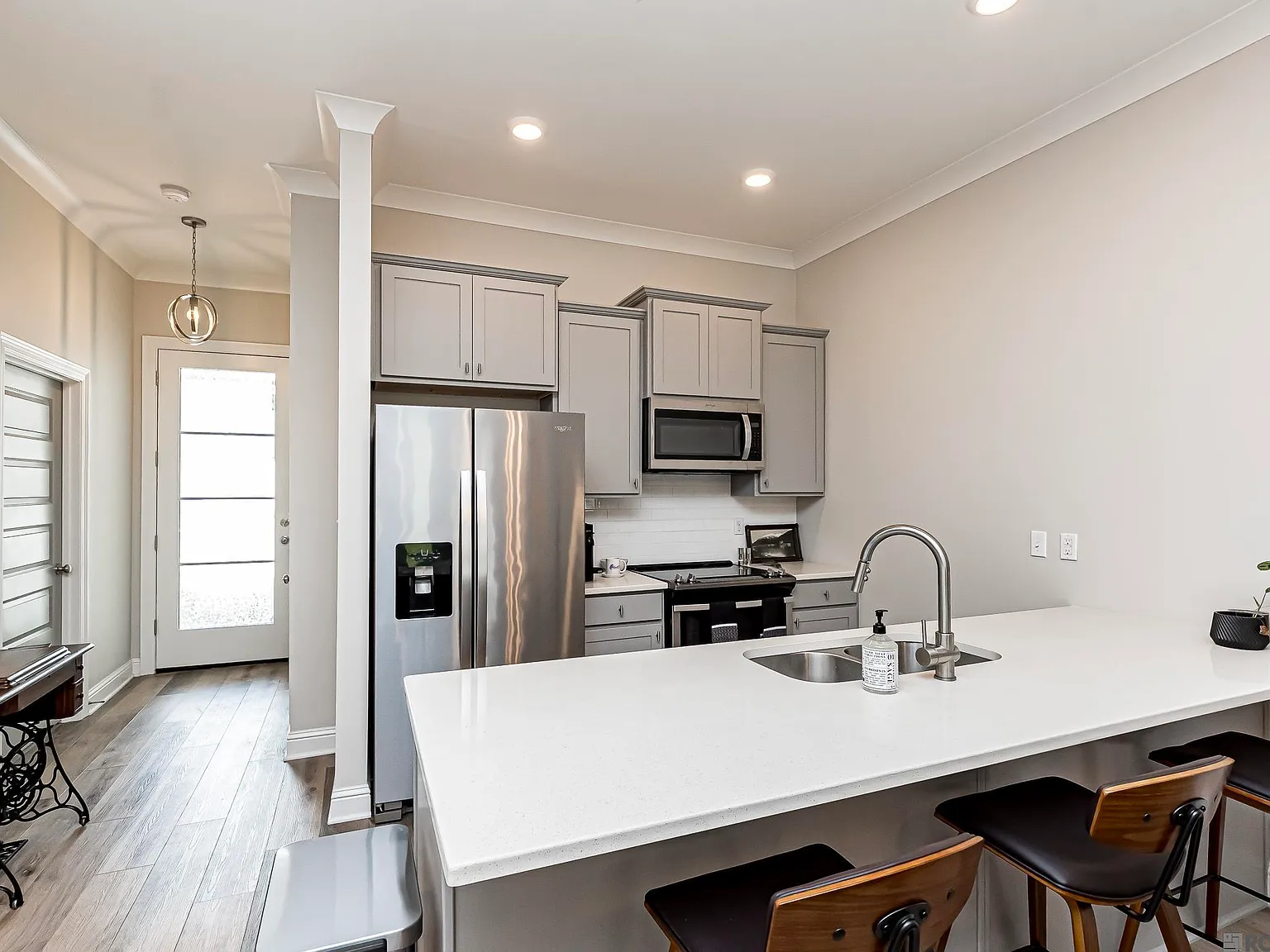 2 bed, 1275 sqft, $1,950 — Photo 3