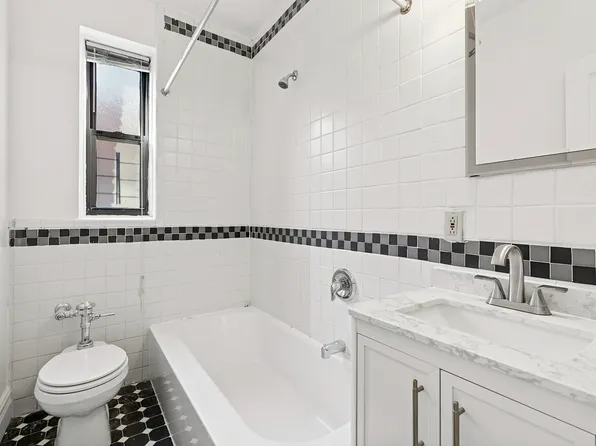 159-00 Riverside Drive West image 8 of 17