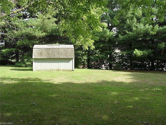 3rd image of 465 W 3rd St