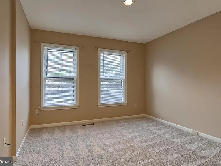1127 Wicklow Ct — Photo 5