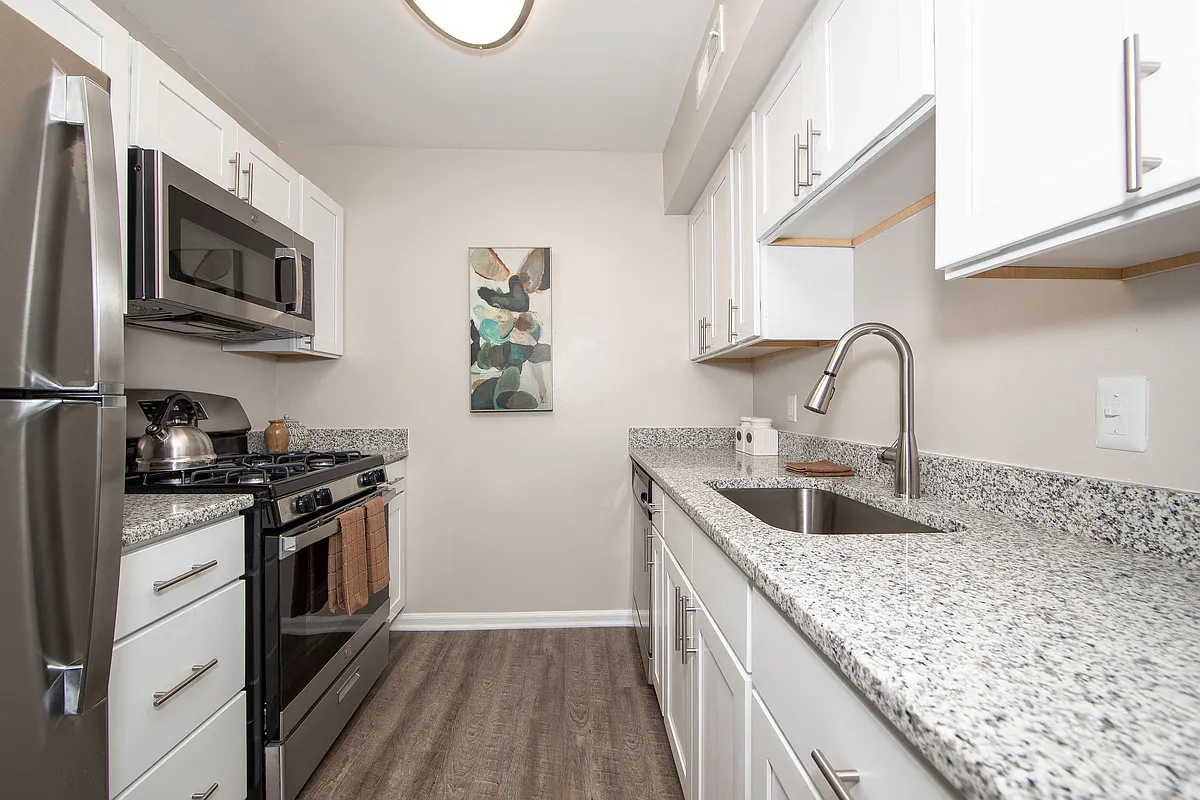 Kitchen - 201 Tam O Shanter Blvd