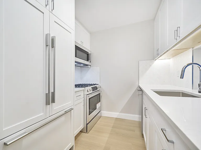 160 Riverside Blvd #304 — Photo 9