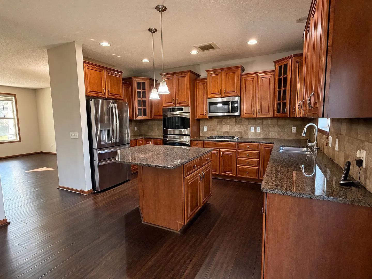 Stunning 5Bed 3.5Bath Home in Eden Prairie — Photo 2