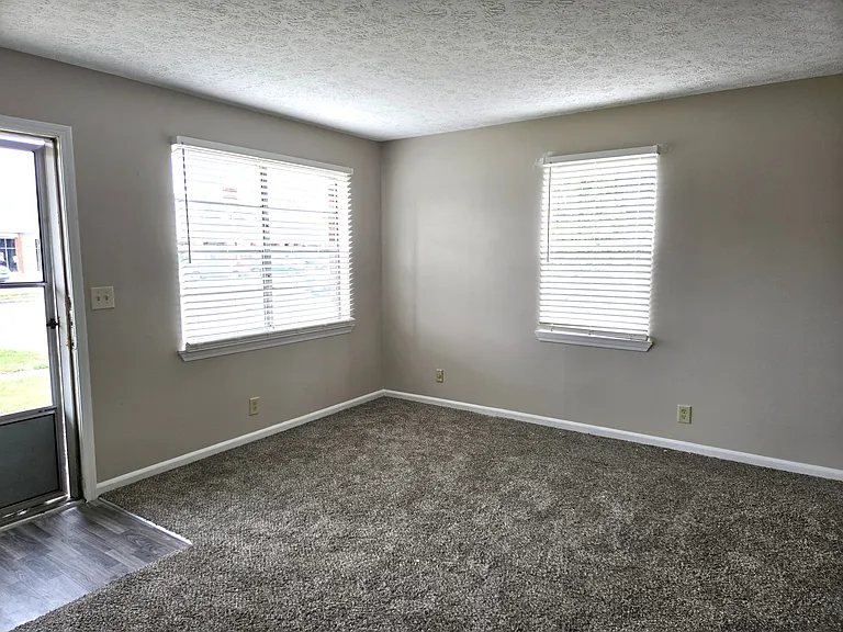 Del Rio Apartments — Photo 17