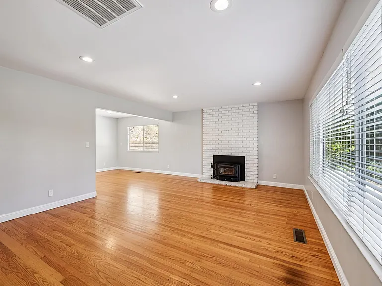 486 Butterfield Pl — Photo 2