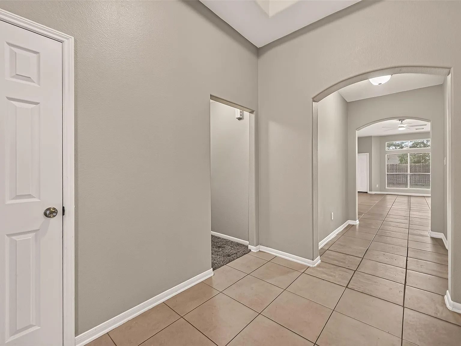 4 bed, 2.0 bath, 2364 sqft, $2,200 — Photo 4