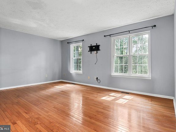 4th image of 4239 Drake Ct