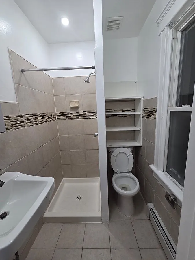 3 bed, 800 sqft, $1,050 — Photo 2