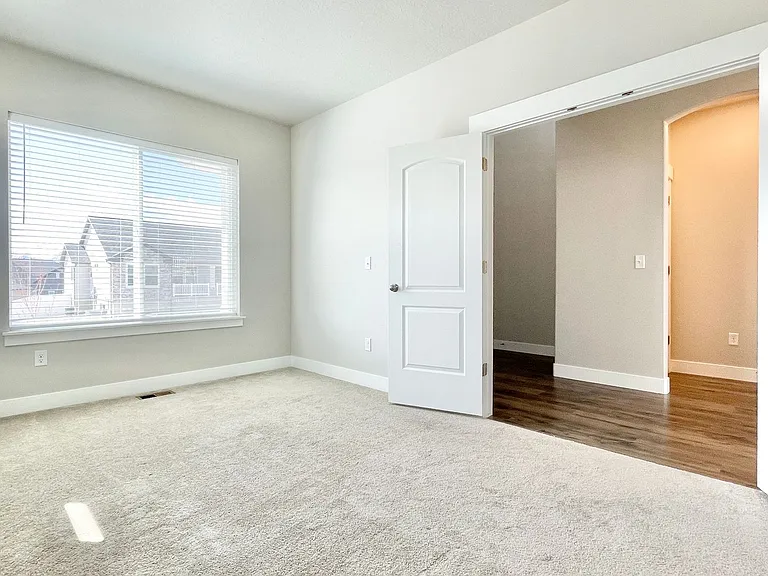 446 N Hillview Dr — Photo 5