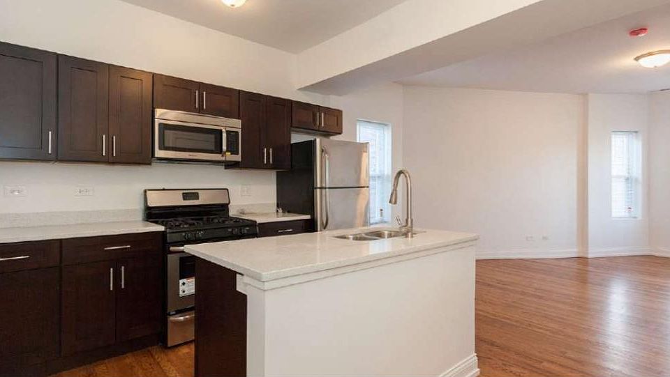 1st image of 4044 N Milwaukee Ave #3