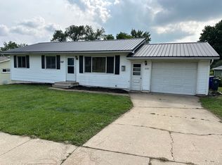 3037 Circle Dr NE, Cedar Rapids, IA 52402