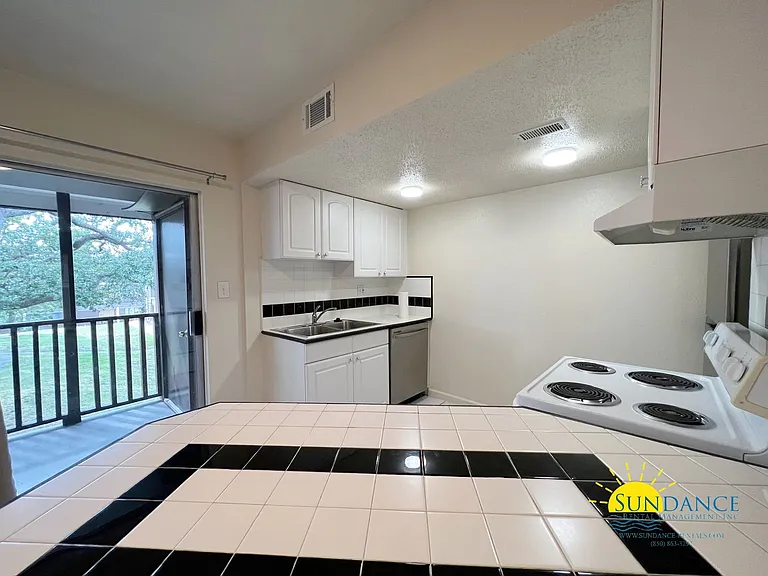 408 Marshall Ct NW #6 — Photo 6
