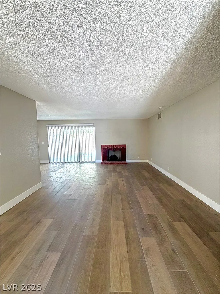 4 bed, 2.0 bath, 1509 sqft, $2,099 — Photo 4