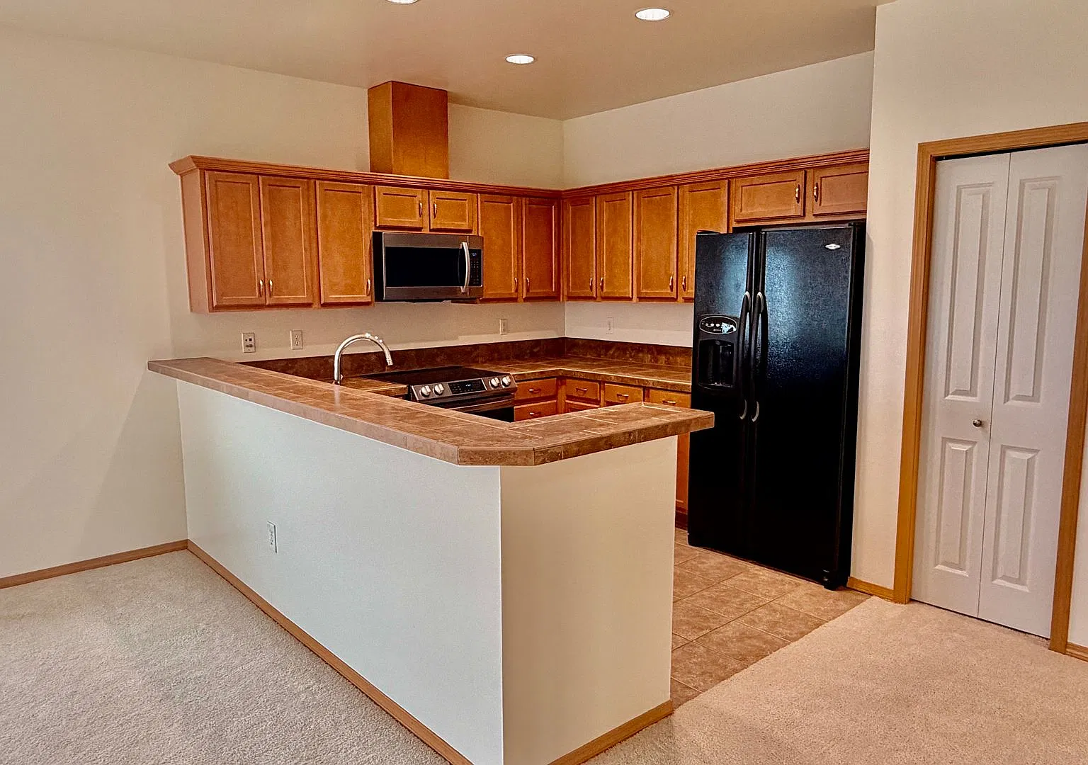 Top-Floor Corner 3BR 2BA with Sunset Views & 2 Parking Spaces — Photo 4