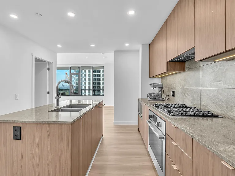 626 Claremont St #1002 — Photo 8