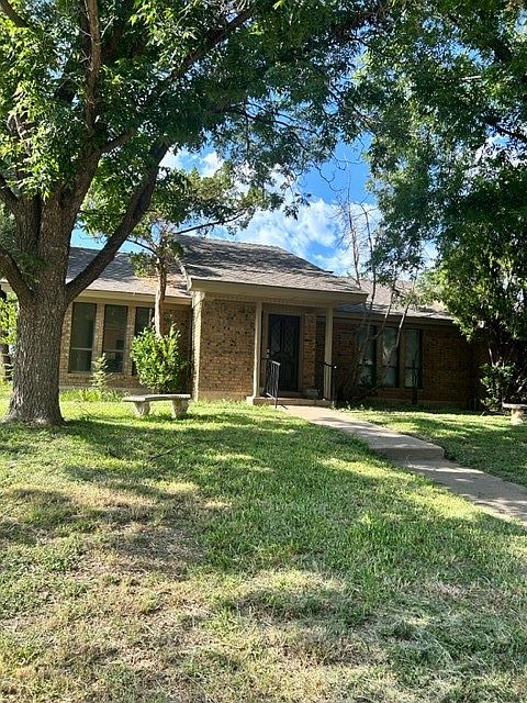 1st image of 2926 Woodlake Dr
