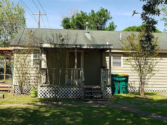 4th image of 1600 Oleander Dr