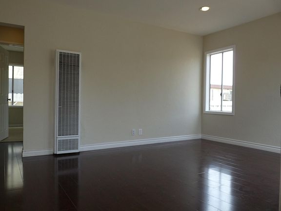 4th image of 13616 S Raymond Ave
