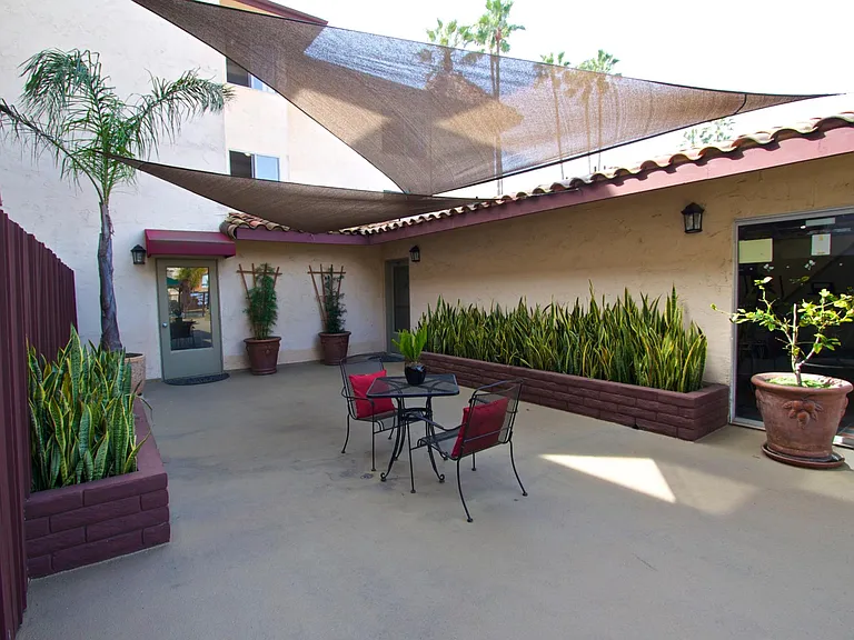 Chateau Garnet Apts. — Photo 7