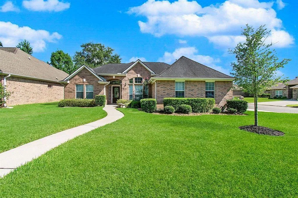 3 bed, 2.0 bath, 2007 sqft, $2,200 — Photo 2