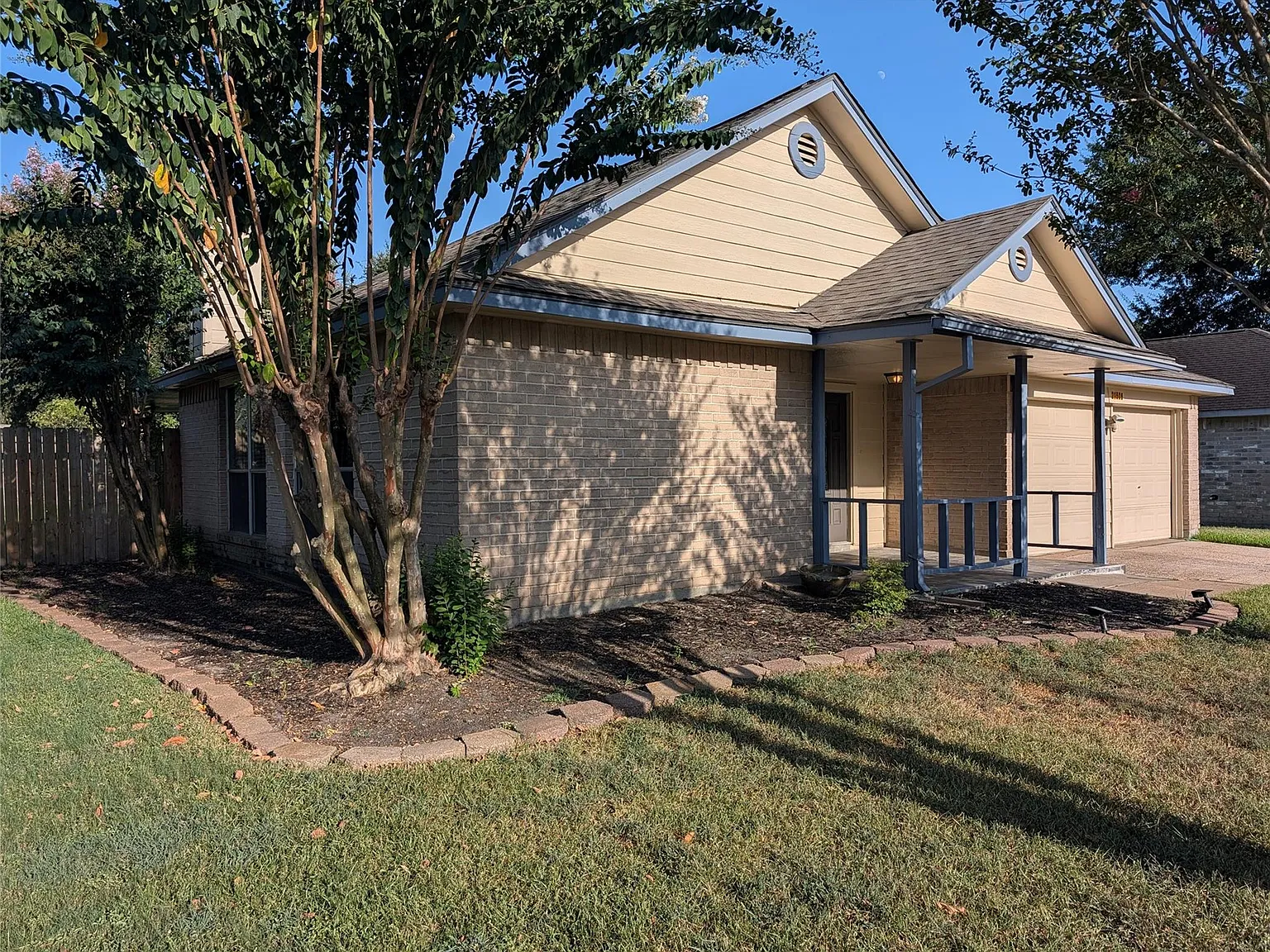3 bed, 2.0 bath, 1383 sqft, $1,750 — Photo 1