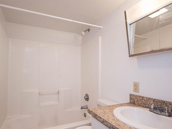4th image of 501 Darby Ln