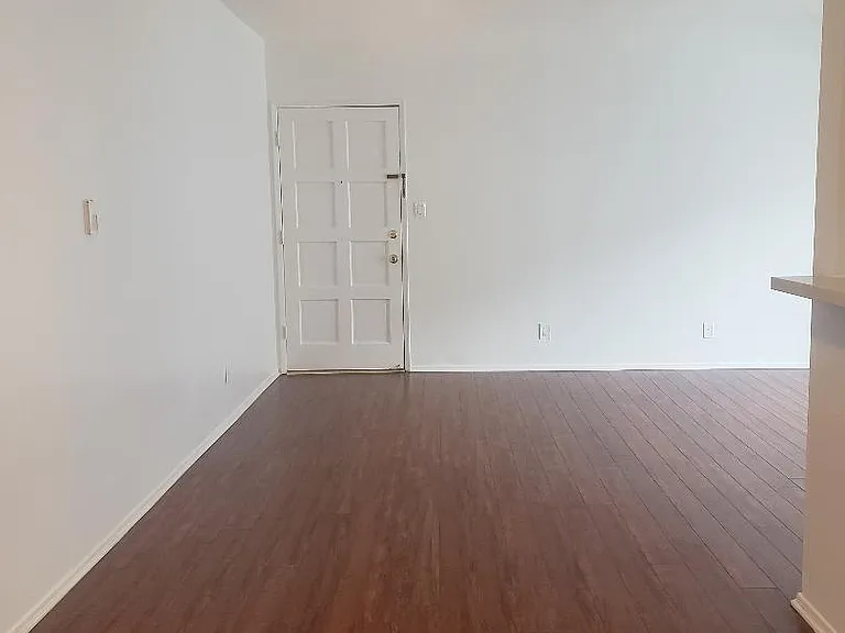 976 S Westgate Ave #7 — Photo 4