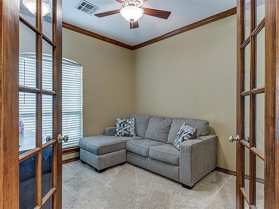 4th image of 612 E Elder Ln