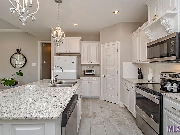 3rd image of 32393 N Moss Dr