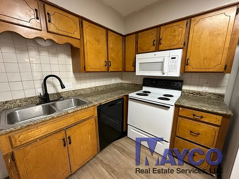 Grand Oaks Apartment Homes — Photo 14
