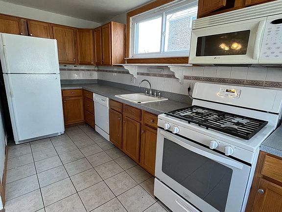 5th image of 257 Spruce St