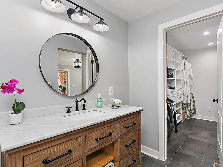 1037 N Harrison St — Photo 17