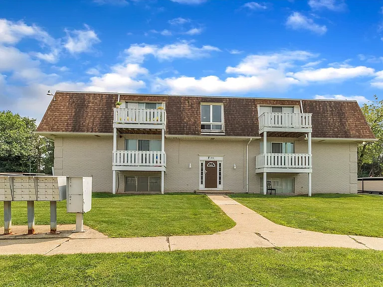 Country Club Park Apartments (320 S. Drake LLC) — Photo 19