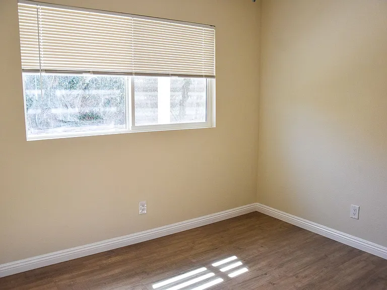 2318 E Coolidge Ave — Photo 23