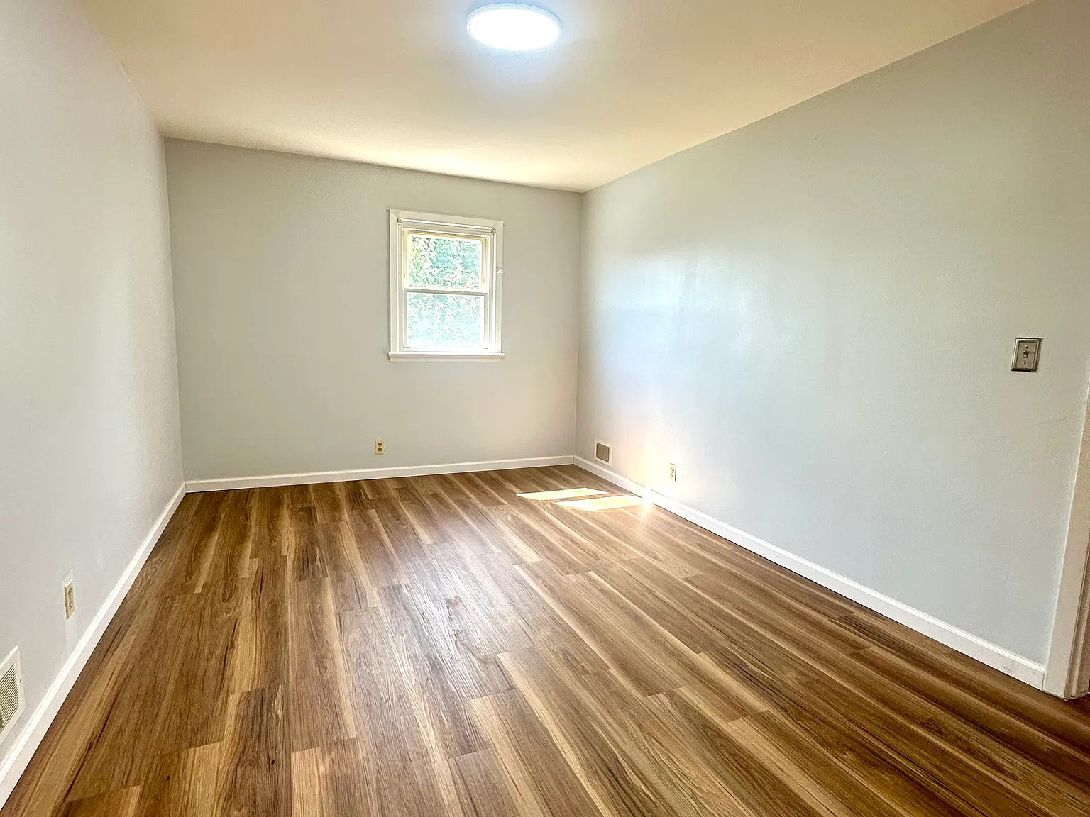 3 bed, 1300 sqft, $2,700 — Photo 4