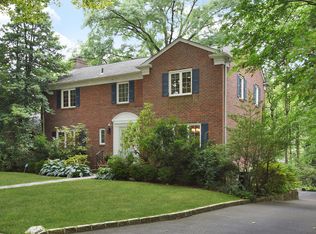 4 Chester Dr, Great Neck, NY 11021