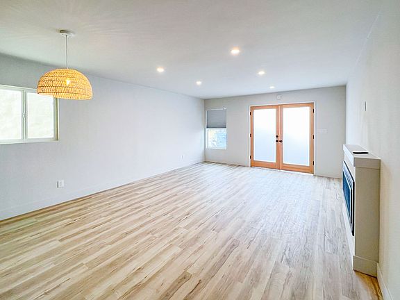 4th image of 4739 Point Loma Ave #A