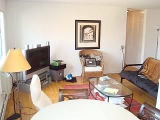 3rd image of 930 W Winona St APT 208