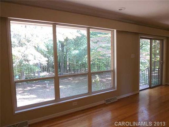 5th image of 343 Fieldstone Cir